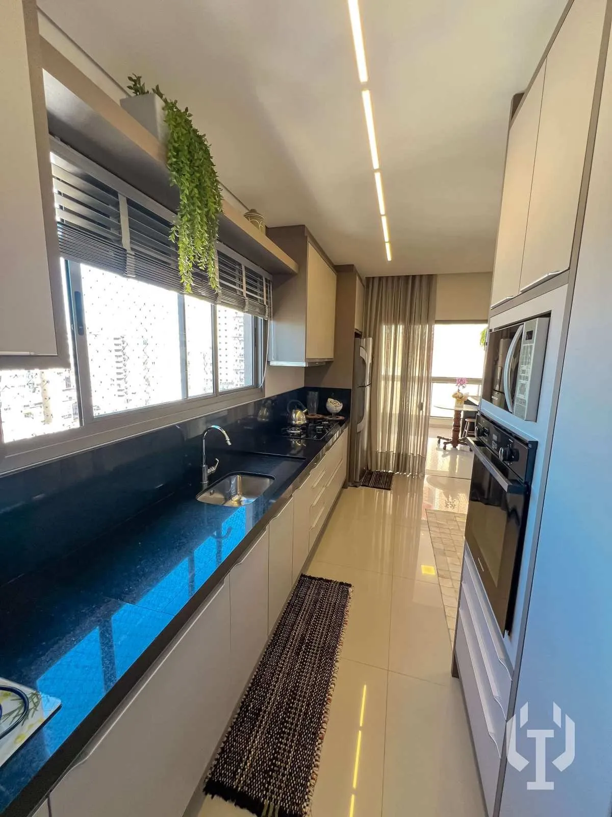 Imagem Apartamento mobiliado de 3 suítes e 2 vagas de garagem no Centro de Itapema