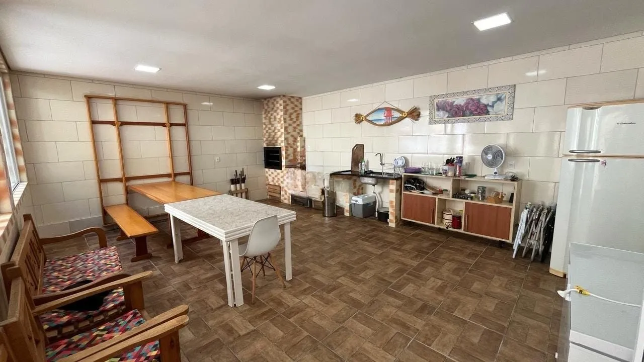Imagem Casa de 4 dormitórios no bairro Santo Antônio, Porto Alegre