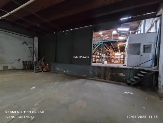 Imagem Galpão Comercial para Locação na Barra Funda, São Paulo-SP: 2 banheiros, 3 vagas de garagem, 600m² de Área
