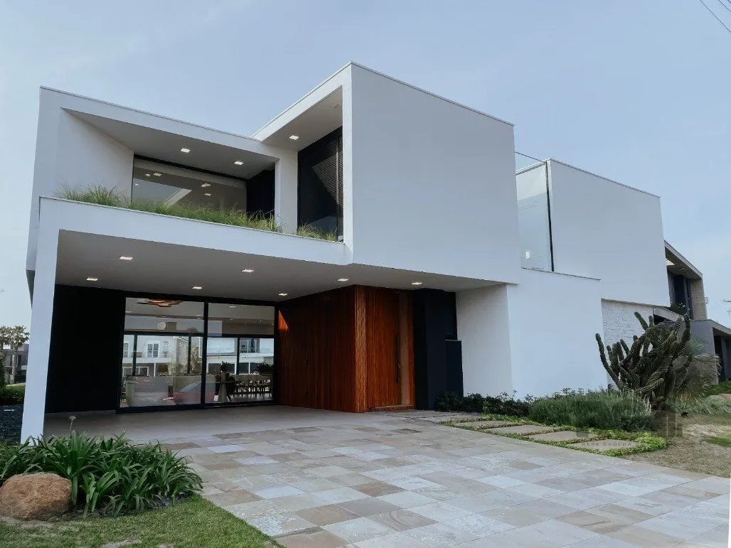 MAGNÍFICA MANSÃO A BEIRA LAGO NO COND. ENSEADA - 6 SUÍTES, 8 BANHEIROS E 2 VAGAS