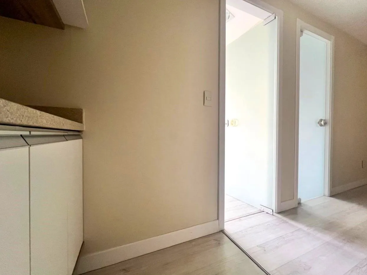 Imagem SALA COMERCIAL SEMIMOBILIADA COM VAGA, PARA VENDA OU LOCAÇÃO NO BAIRRO CENTRO HOSTÓRICO!