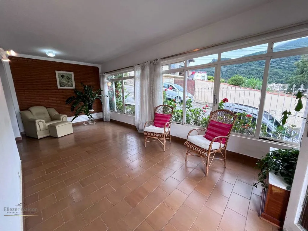 Imagem Casa com quintal a venda no bairro São Geraldo em Poços de Caldas - mg