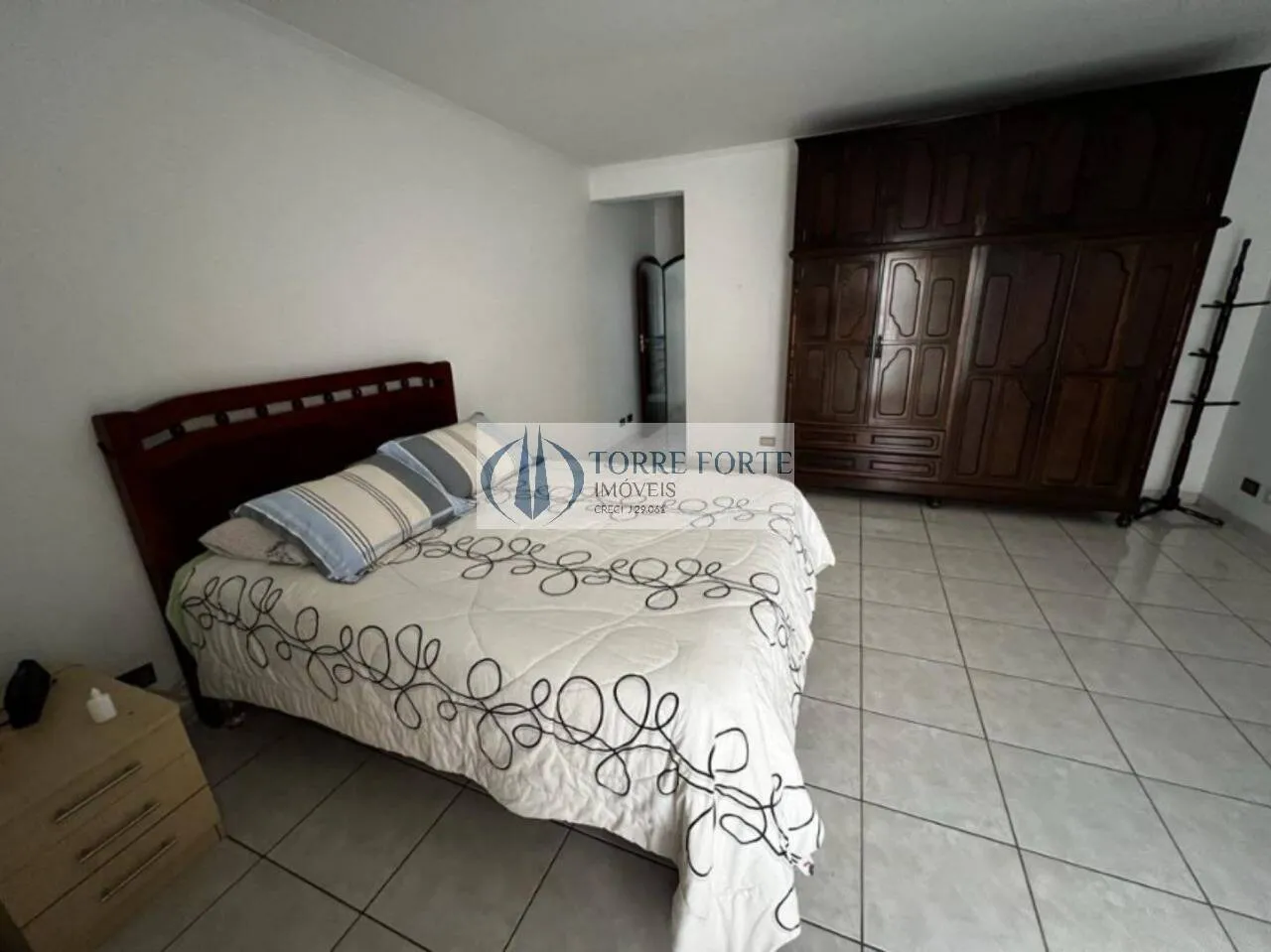 Imagem ótimo terreno com 2 casas com total de 3 dormitórios, 6 vagas de carro