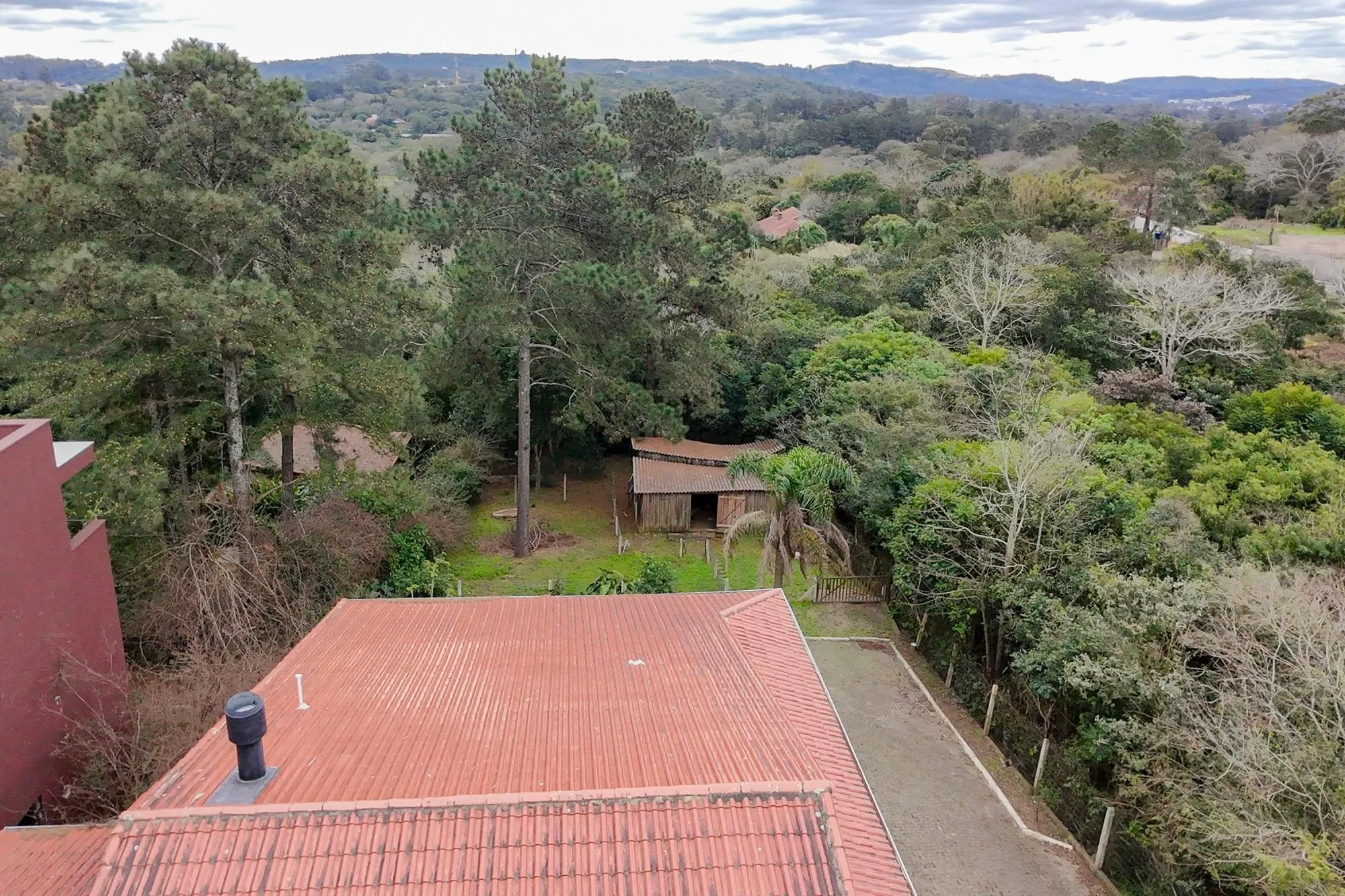 Imagem Casa de alvenaria, com 3 dormitórios, 1 suíte, living, cozinha, lavanderia, churrasqueira, banheiro social, pátio e 4 vagas de garagem.