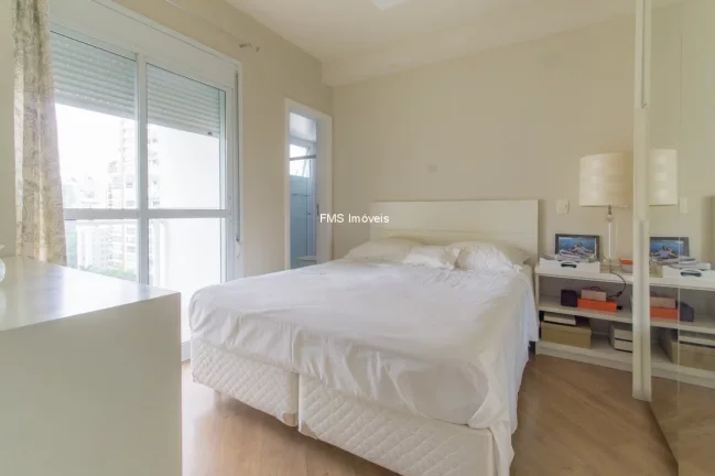 Imagem Apartamento à venda em Moema, com 3 suítes, 2 salas, 5 banheiros, 3 vagas de garagem, 124m².