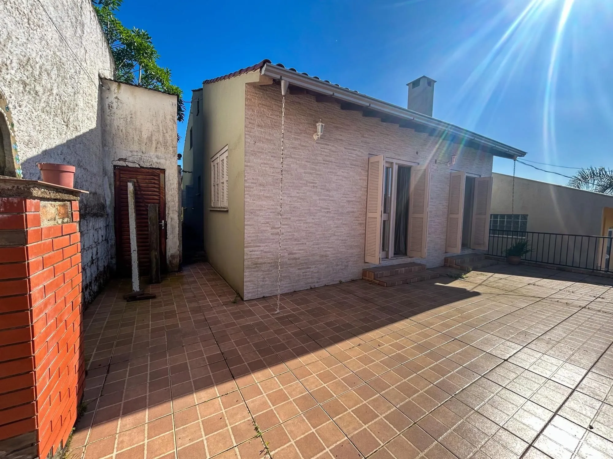 Imagem CASA 03 dormitórios, 01 suíte, lareira, churrasqueira, terraço, pátio, garagens cobertas na VILA NOVA - ótima localização