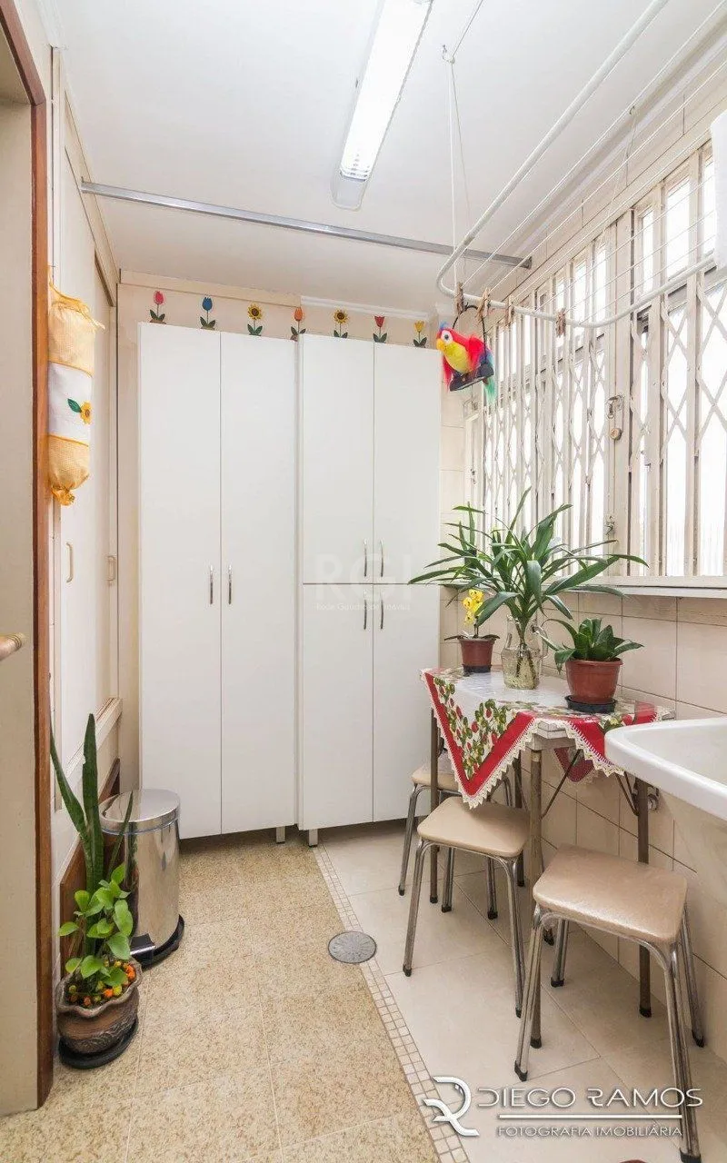 Imagem Apartamento de 2 dormitórios ,80 M² com possibilidade de transformação em 3 dormitórios. Living: Para dois ambientes e estar íntimo. Copa-Cozinha: Funcional e bem equipada. Ampla Área de Serviç