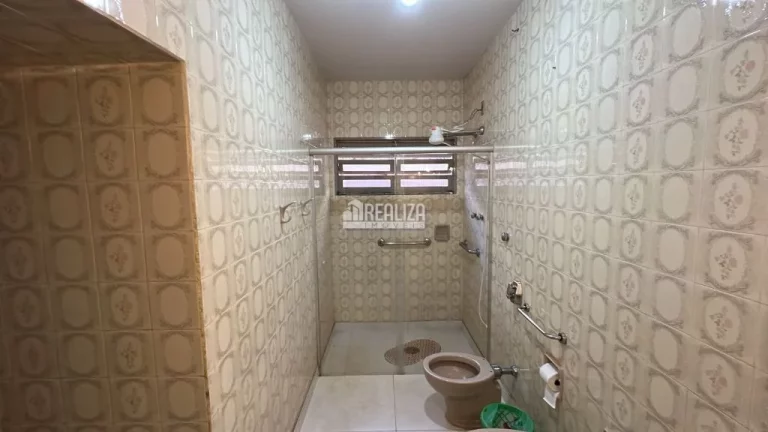 Imagem Casa para alugar no bairro Irmãos Soares, em Uberaba - 4 dormitórios e área de lazer!