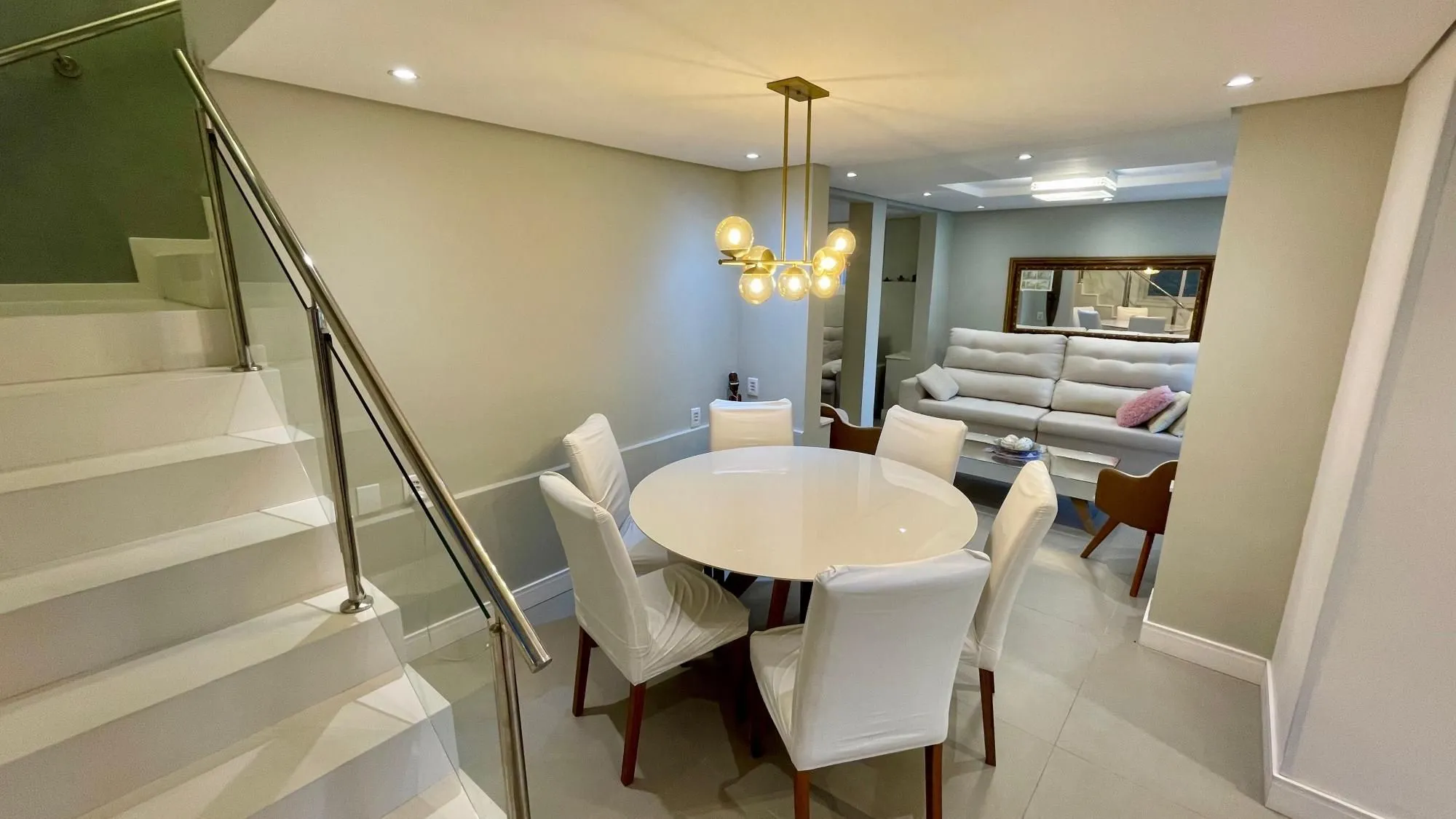 Imagem Casa térrea 100% mobiliada com 3 dormitórios, suíte, piscina e 3 vagas.