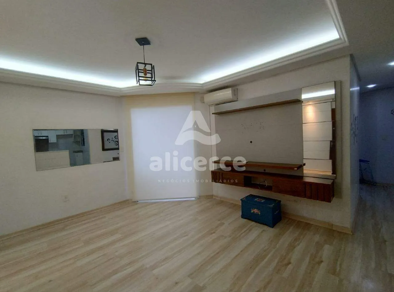 Imagem Apartamento semi mobiliado, 3 dorm. com suíte, andar alto e vista livre em Barreiros - São José - SC