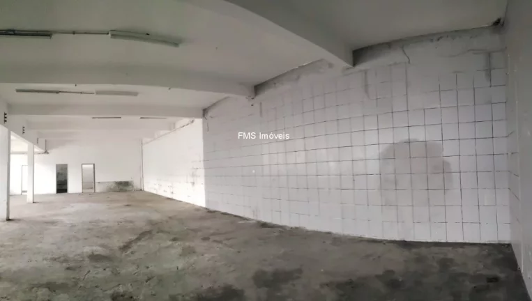 Imagem Galpão Comercial de Alto Padrão para Locação em Santo André-SP, no Bairro Campestre: 5 Banheiros, 10 Vagas, 950m² de Área.