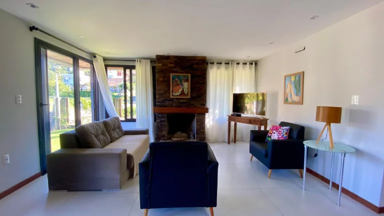 Imagem Casa de Alto Padrão em Garopaba-SC: 3 Suítes, 147m², Mobiliada, Próx. à Praia Central
