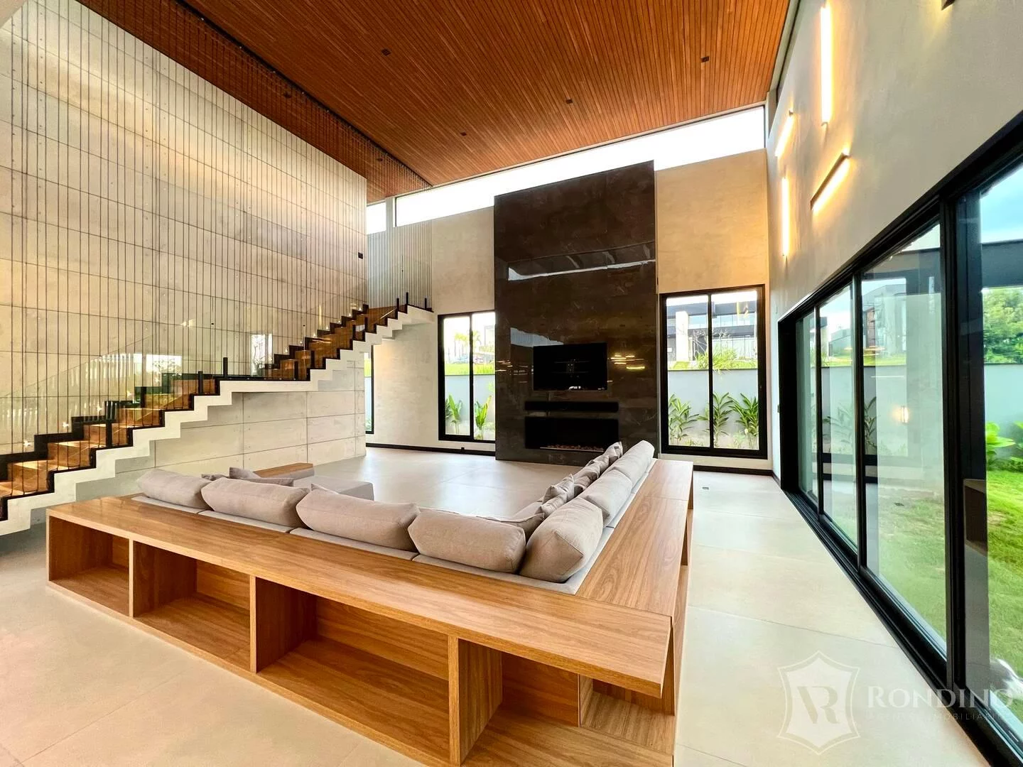 Imagem Casa sobrado em condomínio, 04 suítes, varanda gourmet, piscina