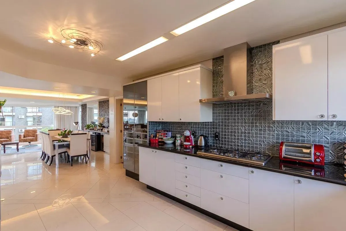 Imagem Apartamento com 3 dormitórios, 2 vagas e 231.61m² - Bairro Menino Deus