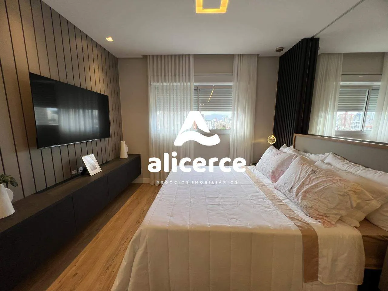 Imagem PRONTO PARA MORAR - Apartamento com Terraço à venda I 2 dormitórios I 1 suíte I Mobiliado - em Florianópolis/SC