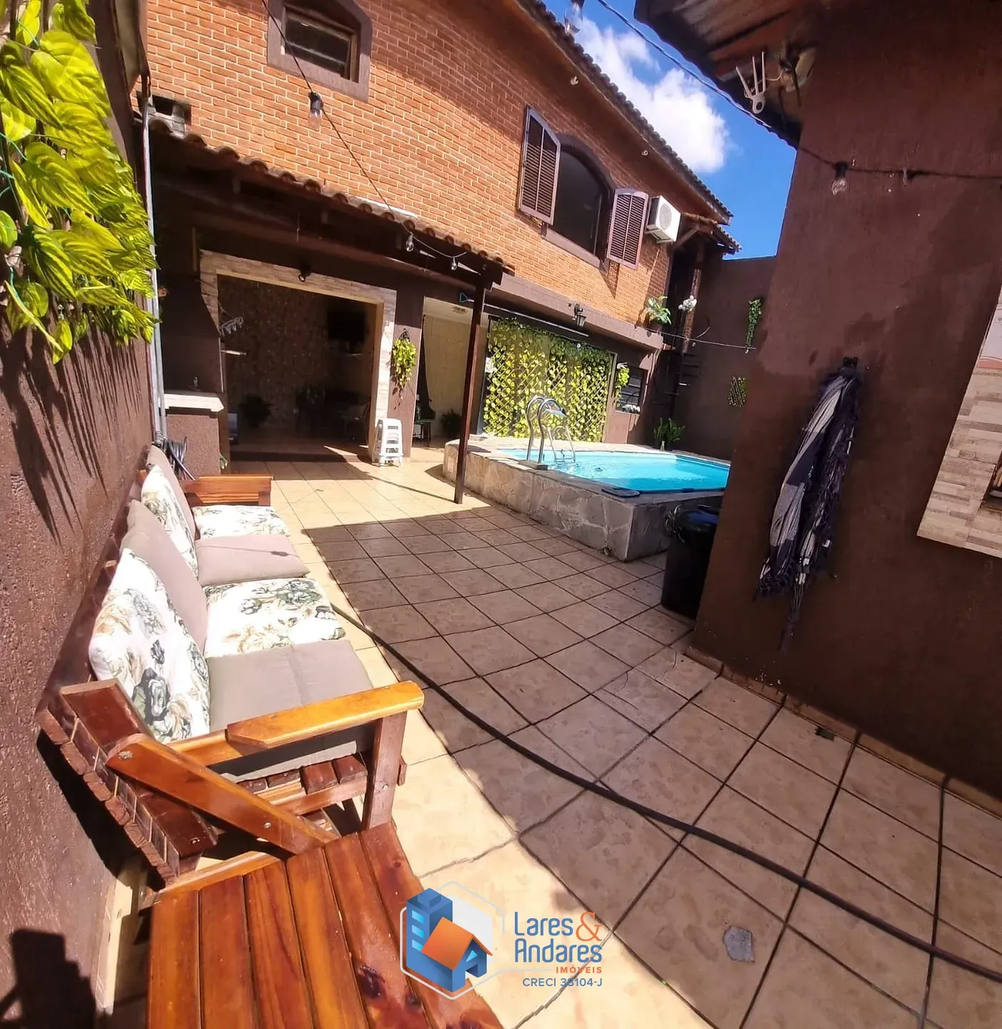 Imagem CASA À VENDA, COM 240 M², 3 DORMS (1 SUÍTE COM HIDRO), COZINHA COM MÓVEIS PLANEJADOS, ÁREA DE LAZER COM PISCINA E 4 VGS - SANTA TERESINHA - SÃO PAULO