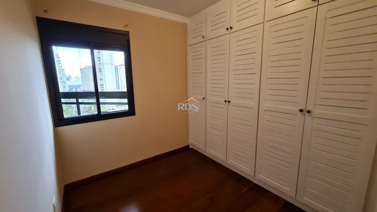 Imagem Vende lindo apartamento de 120m², com 3 dormitórios, sendo 1 suíte e 2 vagas. Totalmente reformado.