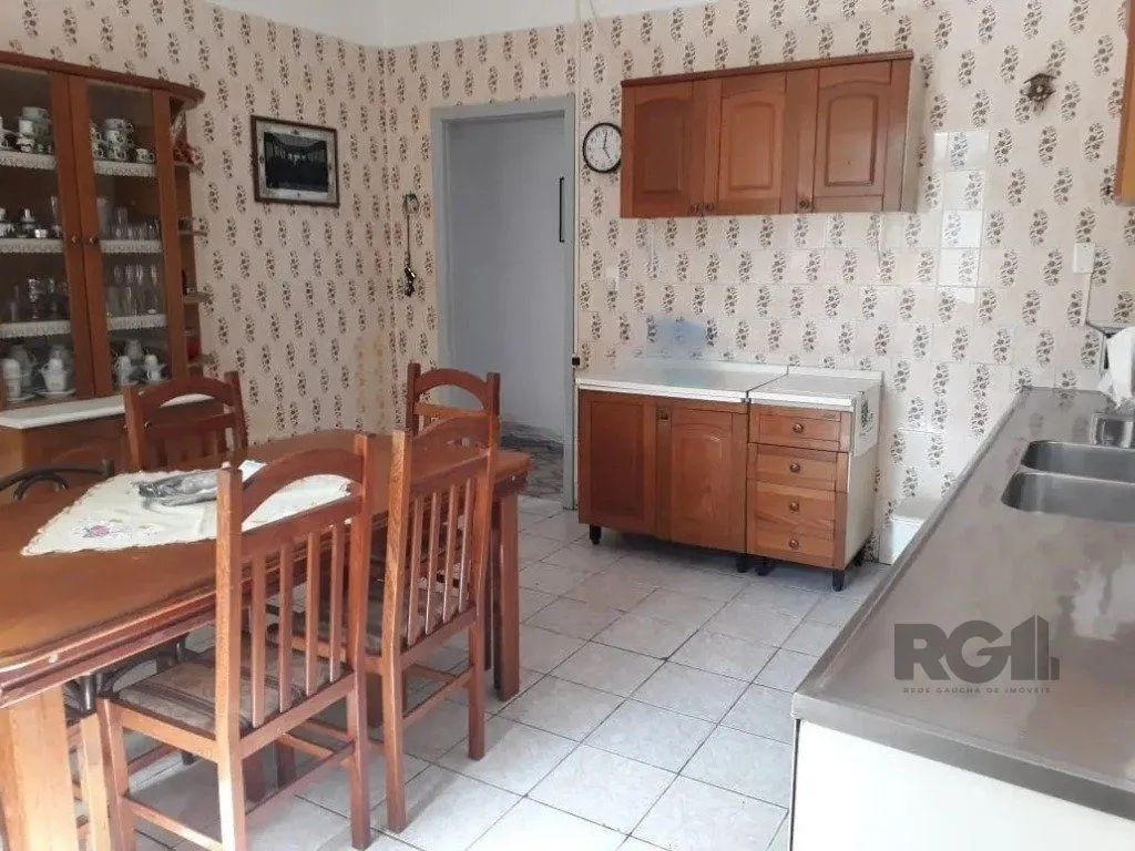 Imagem Casa com 5 dormitórios no bairro Passo das Pedras - Porto Alegre