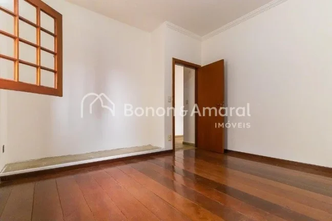 Imagem Ampla e confortável, esta excelente residência conta com 330m² de área construída, oferecendo e...