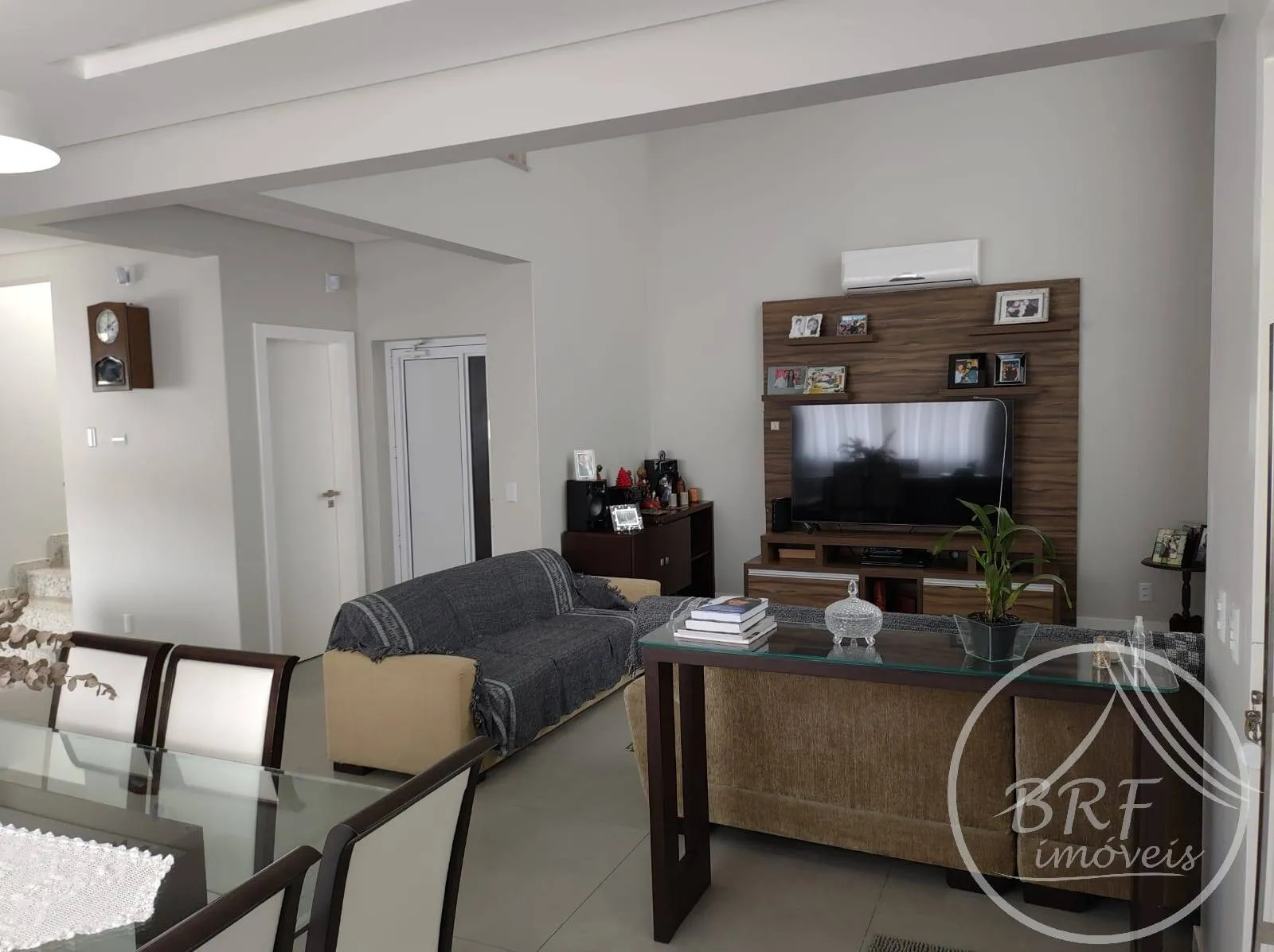Imagem Ótima Casa Semi Nova Estreito Florianópolis/SC -3 suítes lavabo até 8 vagas