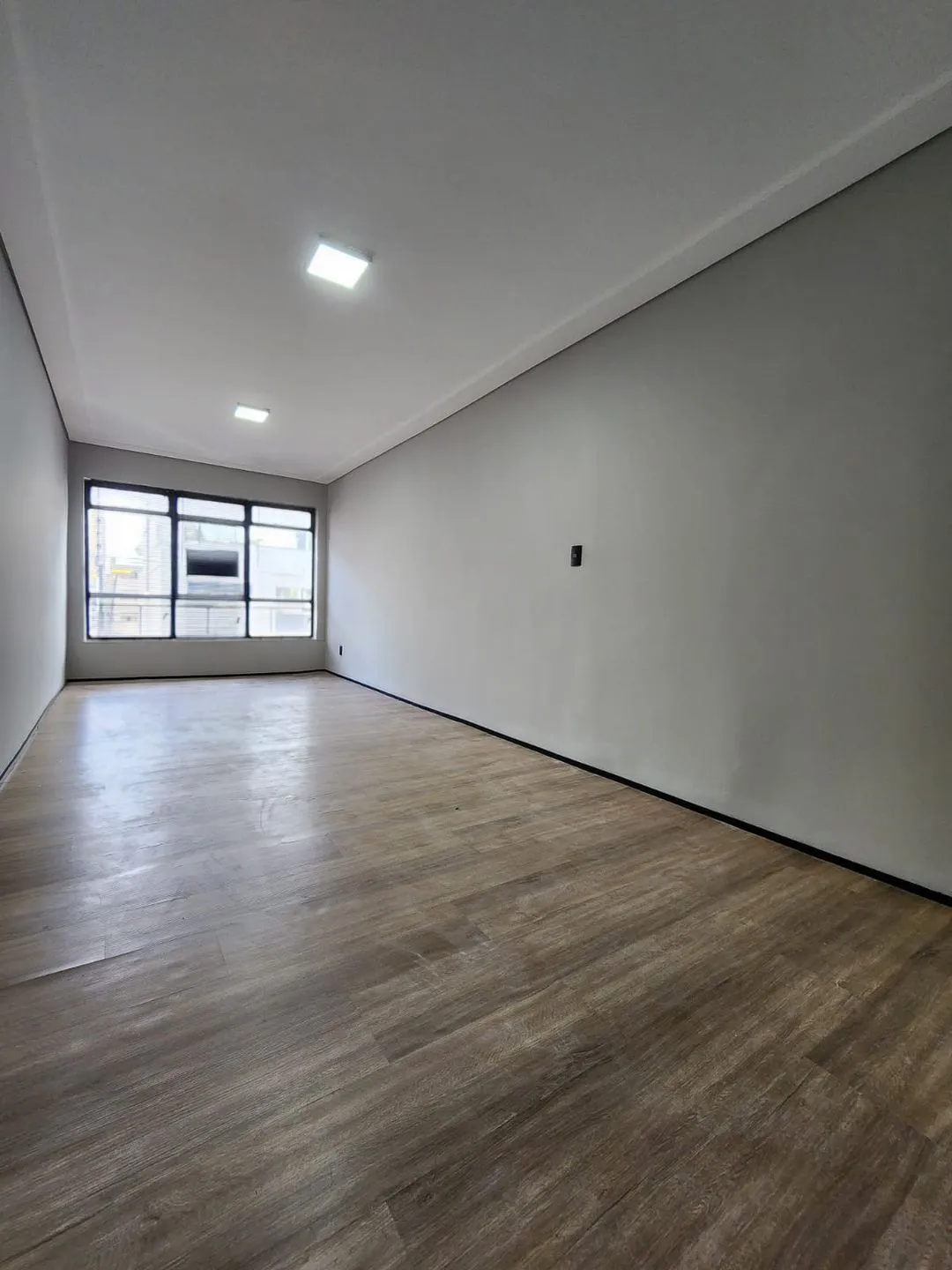 Imagem Sala comercial à venda em Caxias do Sul, São Pelegrino, com 2 quartos, 61.15m2