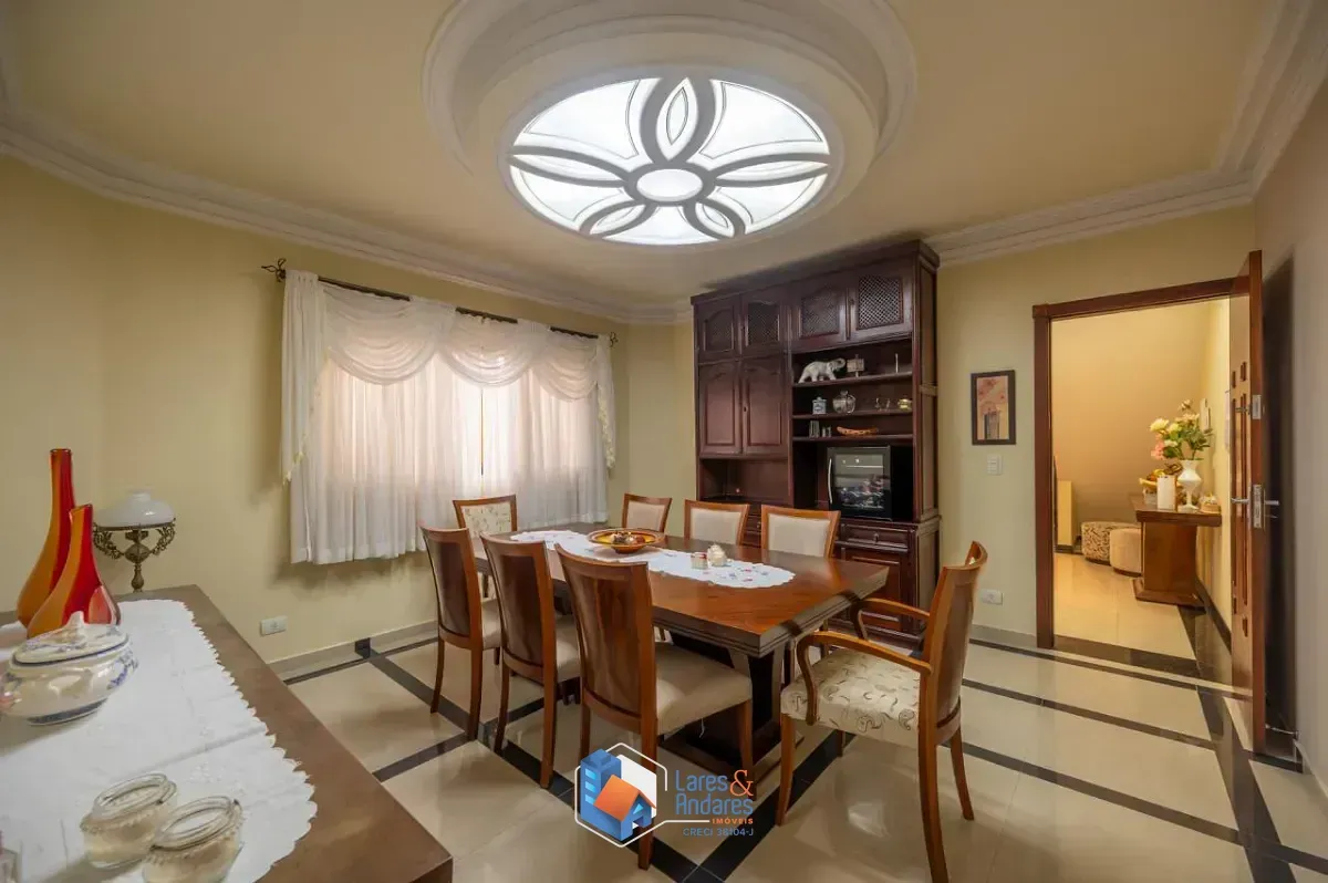 Imagem Sobrado para venda em Chácara Inglesa com 3 quartos, sendo 3 suítes, 300m²