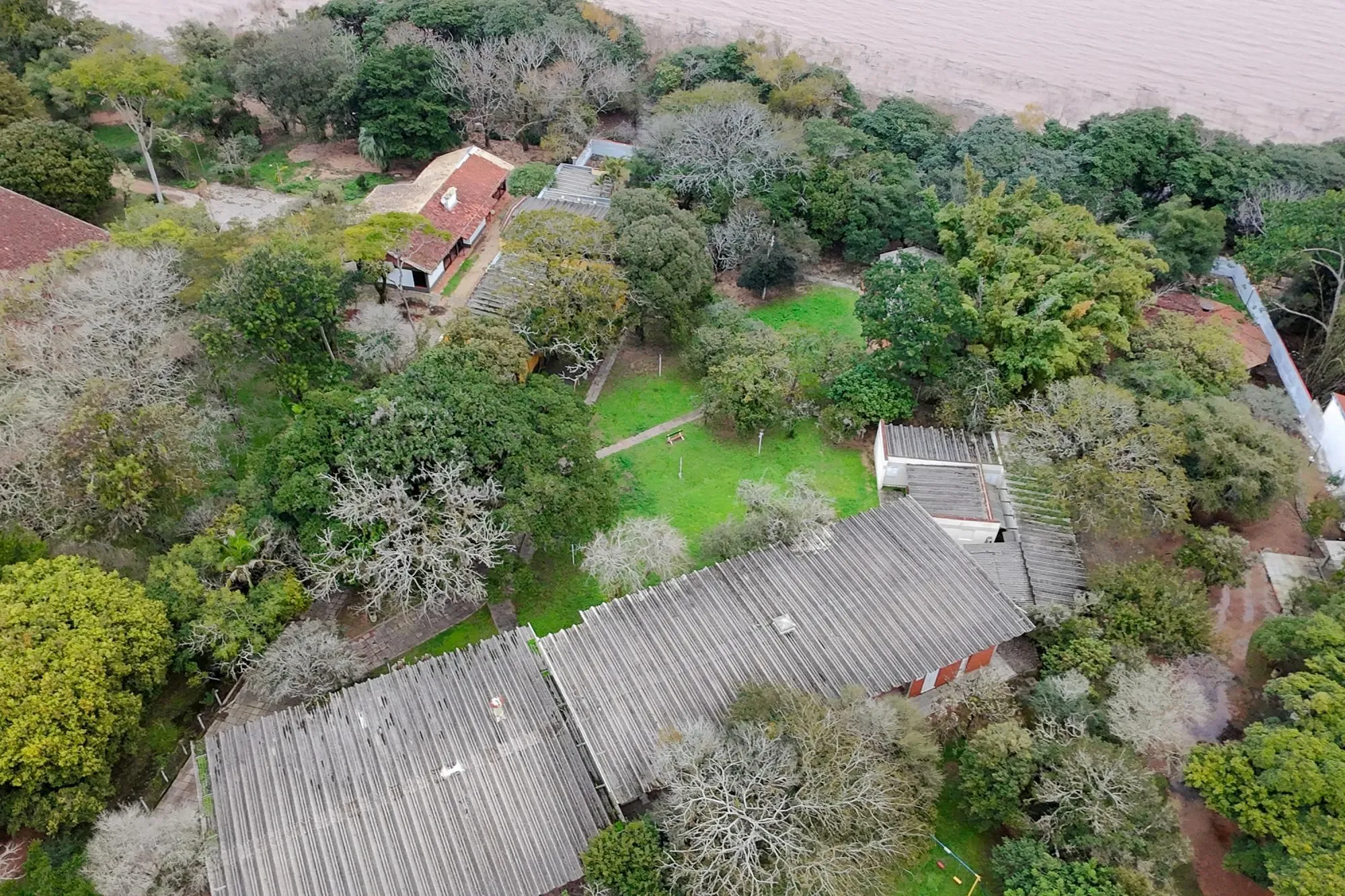 Imagem Terreno com edificações para múltiplos negócios lucrativos.