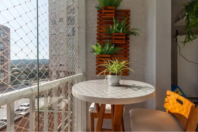 Imagem Apartamento reformado 2 Dormitórios, sendo 1 suite, sacada e vaga.