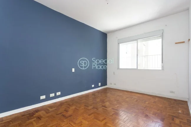Imagem Apartamento de Três dormitórios, sendo três suítes, reformado, hall, lavabo, sala de estar e jan...