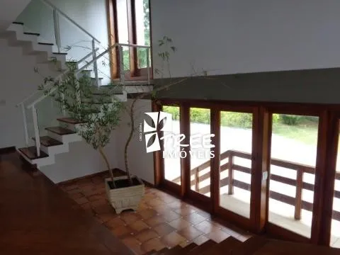 Imagem VENDA DE CASA NO CONDOMÍNIO NOVO HORIZONTE, EM ARUJÁ/SP, semi mobiliada com 3 quartos, suíte c/ hidro, piscina, churrasqueira e 4 vagas. CONSULTE-NOS