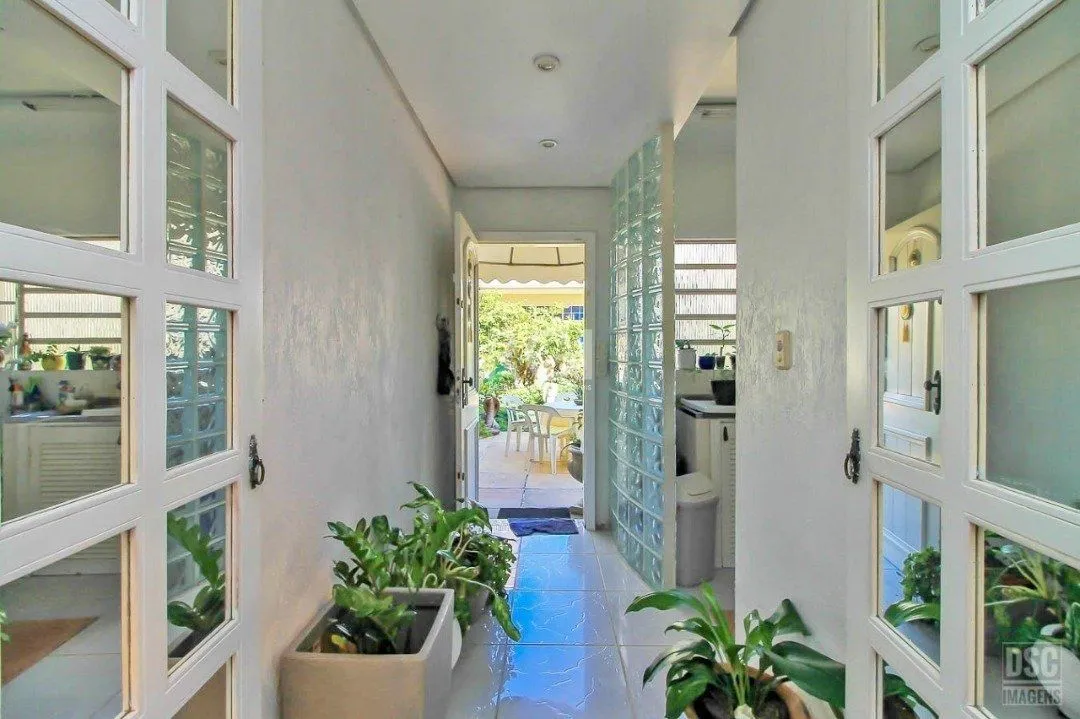 Imagem casa Living para 3 ambientes com lavabo, cozinha com pia e armários planejados