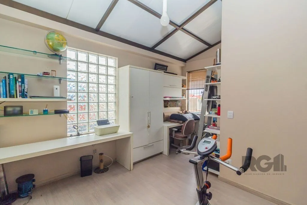 Imagem Casa com 3 dormitórios no bairro Nonoai