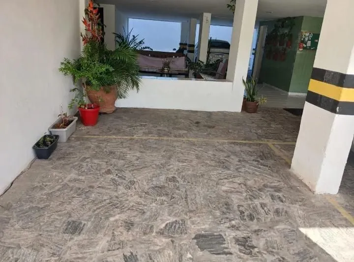 Imagem Apartamento reformado com 63 m², 2 quartos, varanda e vaga de garagem em Jardim América, próximo às praias de Cabedelo.