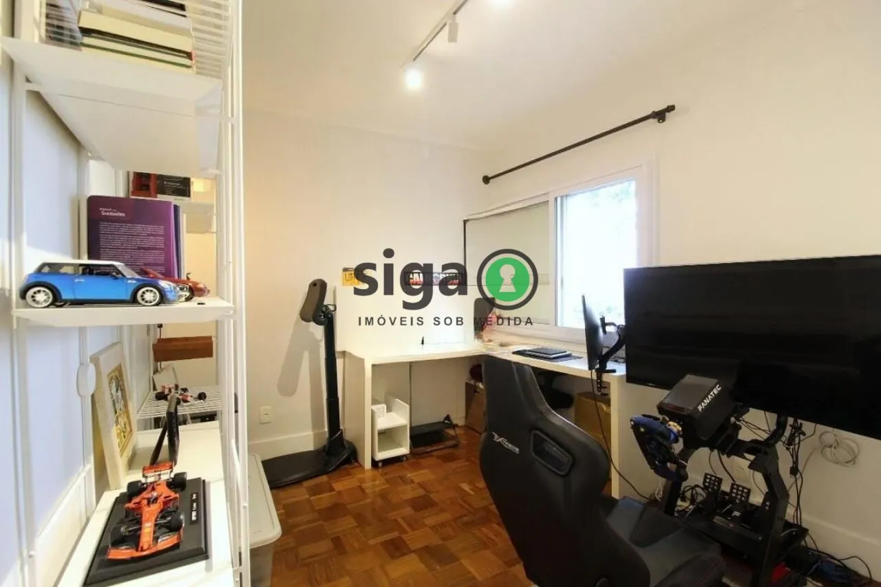 Imagem Apartamento sofisticado em Moema com reforma impecável e 2 vagas fixas.
