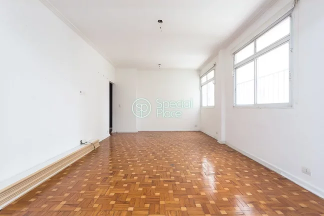 Imagem Apartamento de Três dormitórios, sendo três suítes, reformado, hall, lavabo, sala de estar e jan...