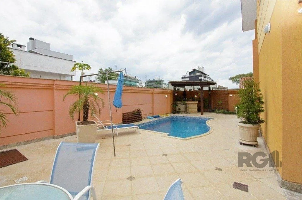 Imagem Excelente casa de 330m² com 3 dormitórios, piscina e 3 vagas.