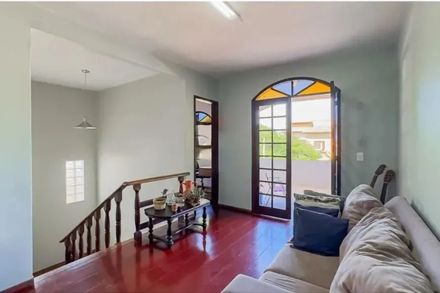 Imagem Casa térrea com 4 dormitórios, suíte e 2 vagas.