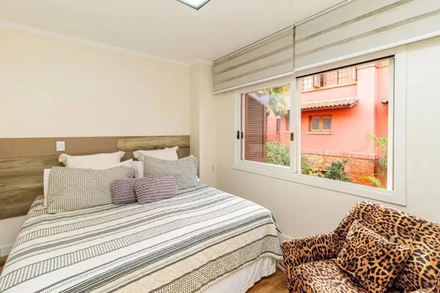 Imagem Belíssima casa em Condomínio com 3 dorm - próximo ao Iguatemi