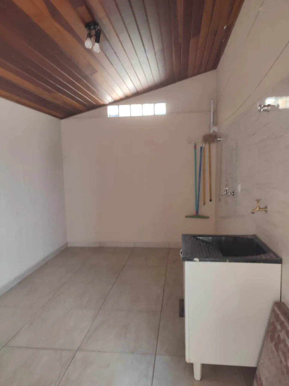 Imagem Imperdível Casa Comercial à Venda em Sorocaba-SP, Bairro Wanel Ville: 2 Quartos, 1 Suíte, 1 Sala, 3 Banheiros, 1 Vaga de Garagem e 380m² de Área.