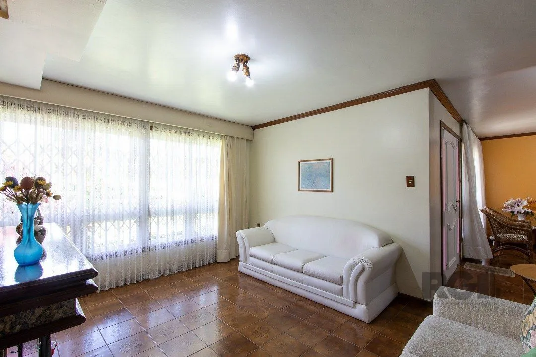 Imagem Casa com 4 quartos, suíte, churrasqueira, lareira, garagem coberta e lindo jardim.