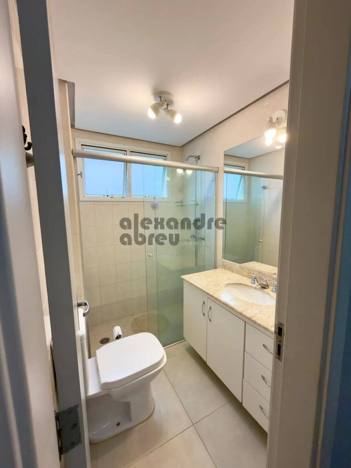 Imagem Apartamento com 2 dormitórios(1 suíte) 2 vagas em excelente localização.