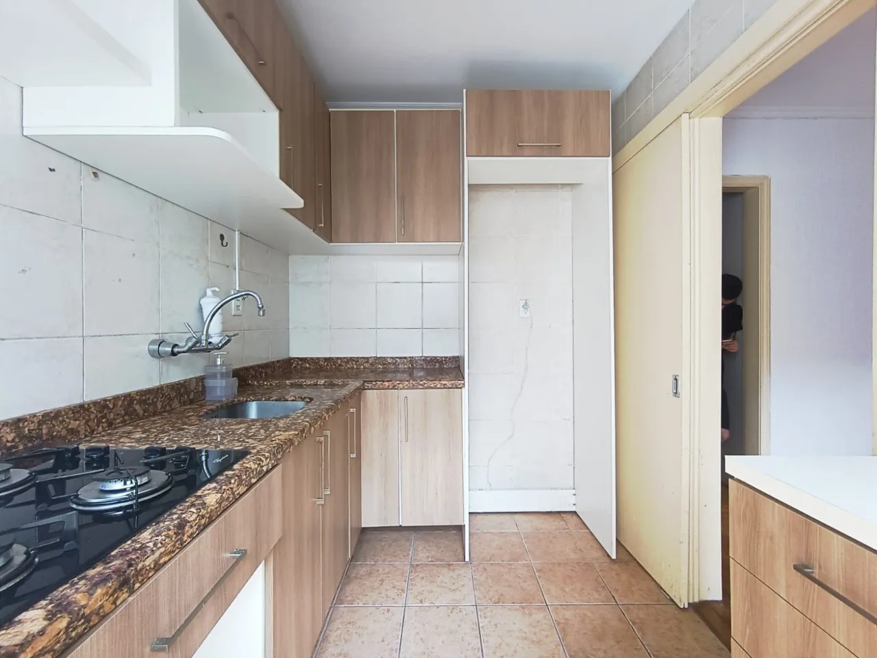 Apartamento de 2 dormitórios para locação no bairro Menino Deus, na Rua Barão do Gravataí. Um i...
