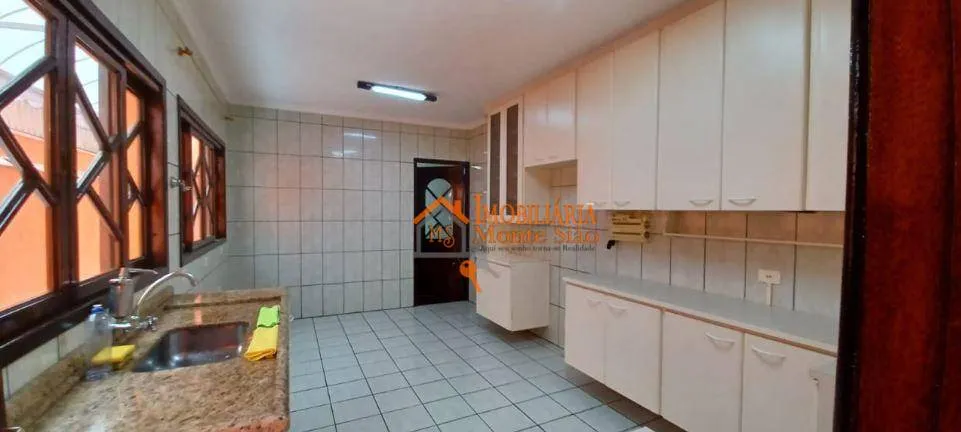 Imagem Sobrado com 3 dormitórios à venda, 220 m² por R$ 860.000,00 - Parque Renato Maia - Guarulhos/SP