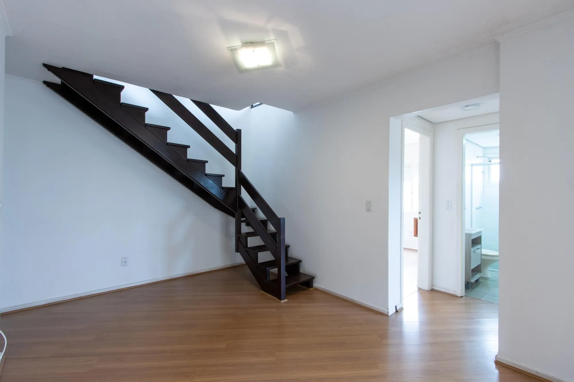 Imagem Cobertura com 137m², no Bairro Cristal, de 2 dormitórios, sento uma suíte, ampla sacada, churrasqueira, vista panorâmica, vaga coberta.