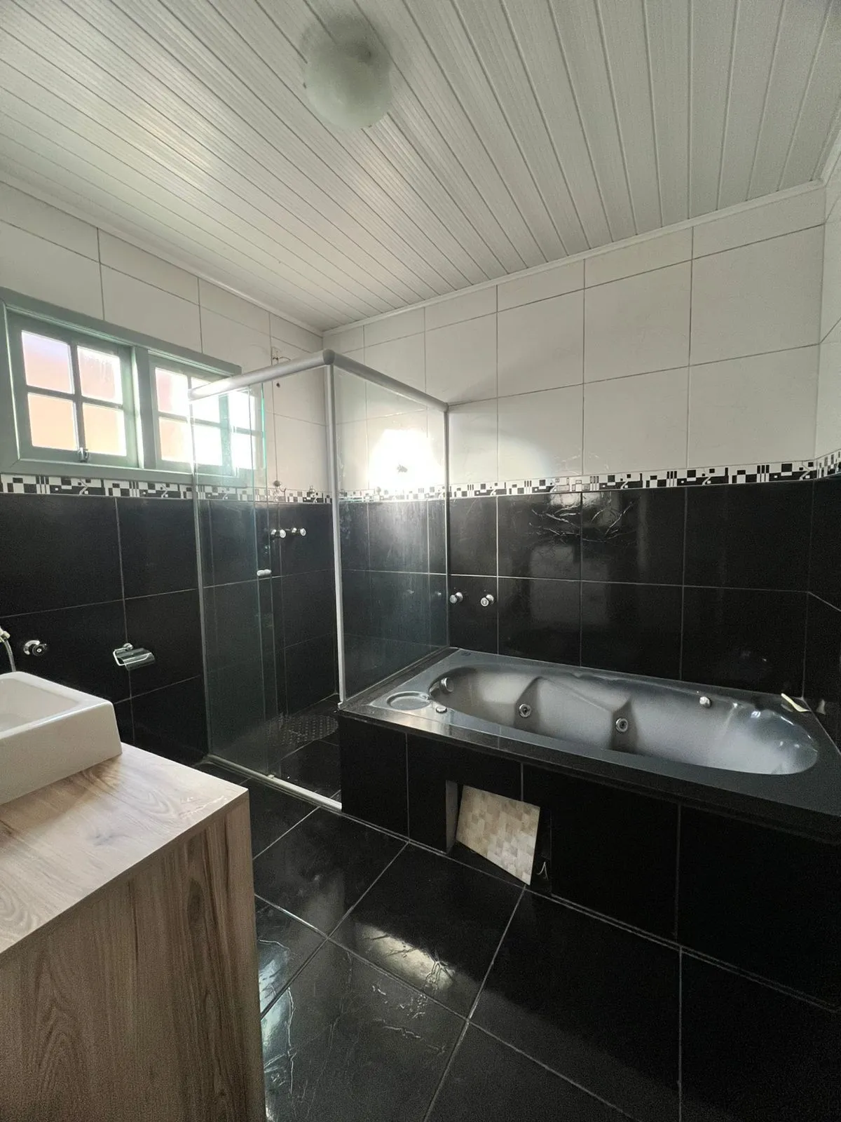 Imagem Casa à venda com 215m² na Hípica, 3 quartos sendo 1 suíte e 2 vagas