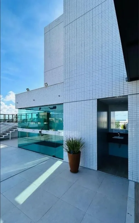 Imagem Flat mobiliado a 250 m do mar, pronto para locação por temporada, com piscina, elevador e condomínio fechado.
