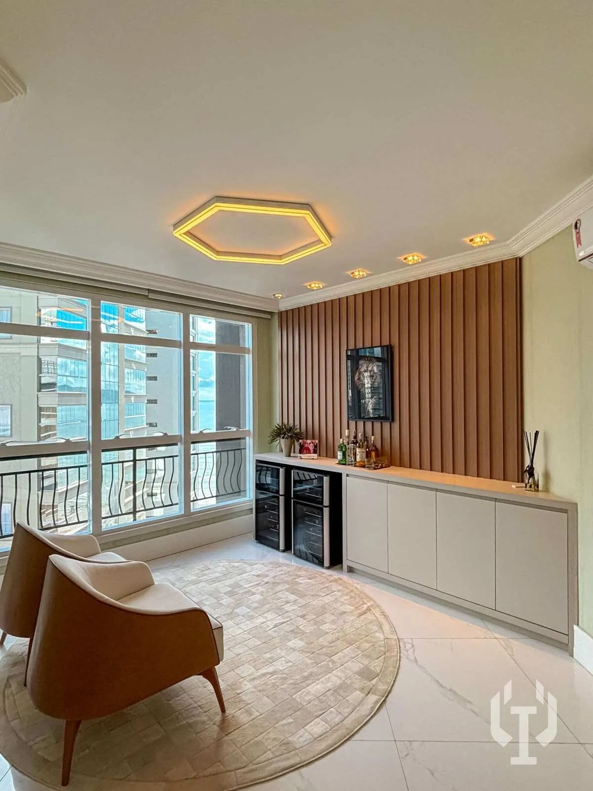 Imagem Apartamento de 4 suítes na quadra do mar em Meia Praia