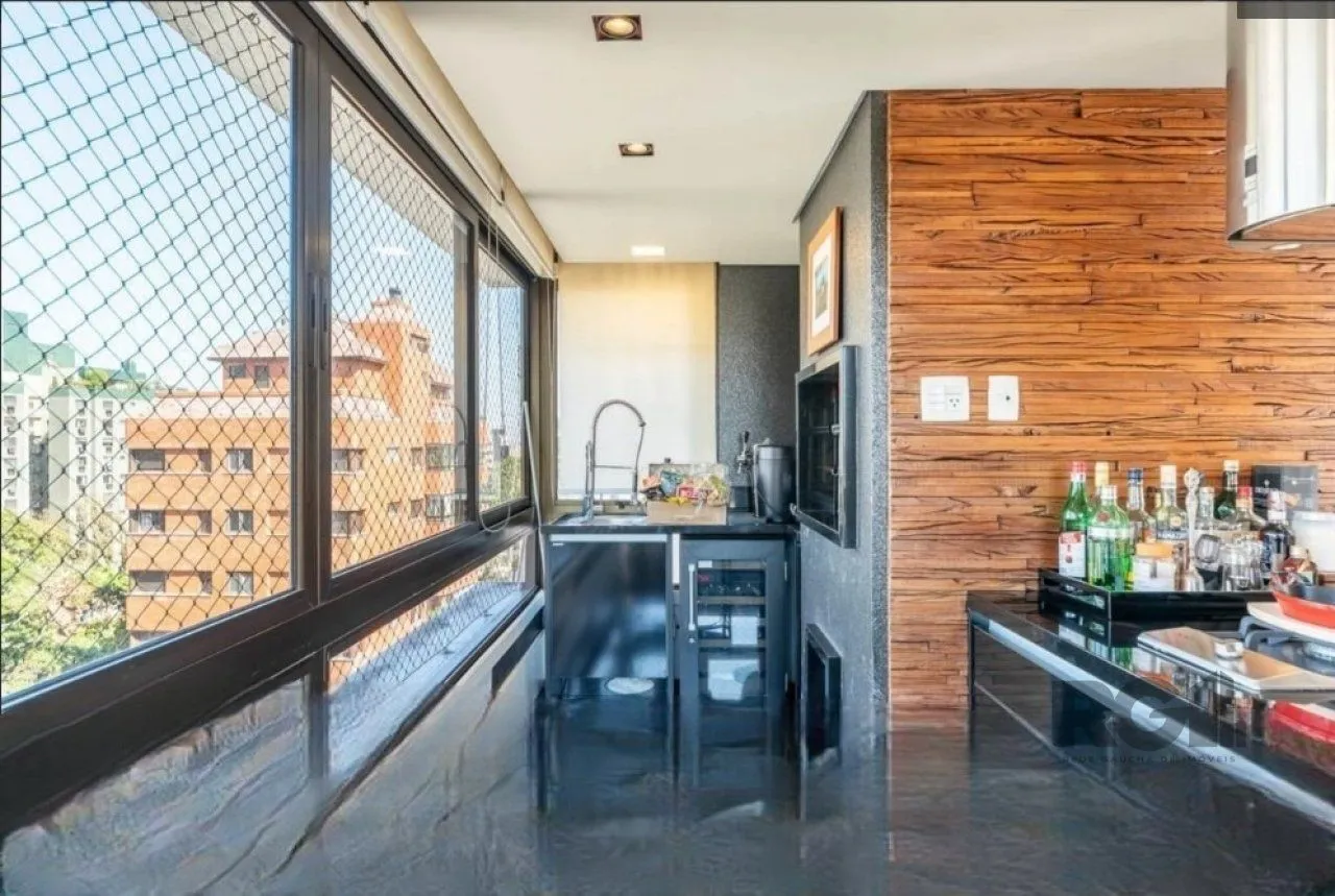 Imagem Casa no bairro Boa Vista em porto alegre com piscina, churrasqueira, lareira e garagem para 3 carros.