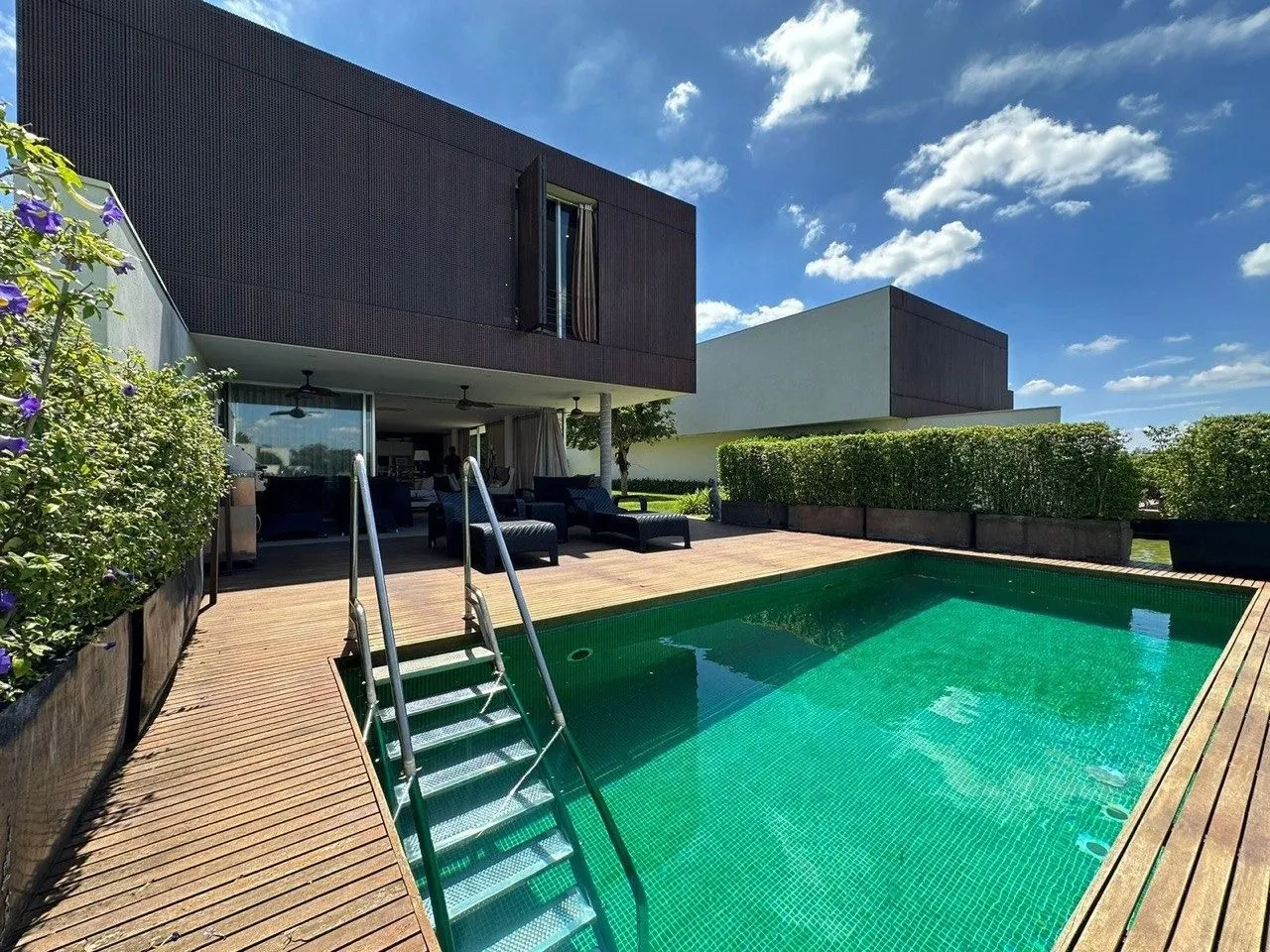 Imagem Venha conhecer essa incrível casa com 4 quartos, 4 suítes e 347,00 m2 de área construída.