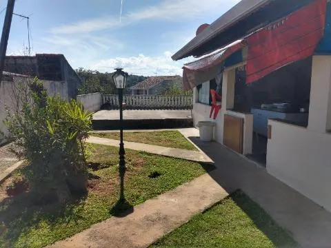 Imagem VENDA DE SOBRADO NO JORDANÓPOLIS, EM ARUJÁ/SP, 80m² c/ 2 quartos, sala de estar, churrasqueira, quintal com vista linda, jardim e 5 vagas CONSULTE-NOS